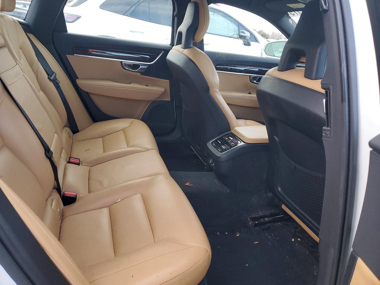 2017 VOLVO S90