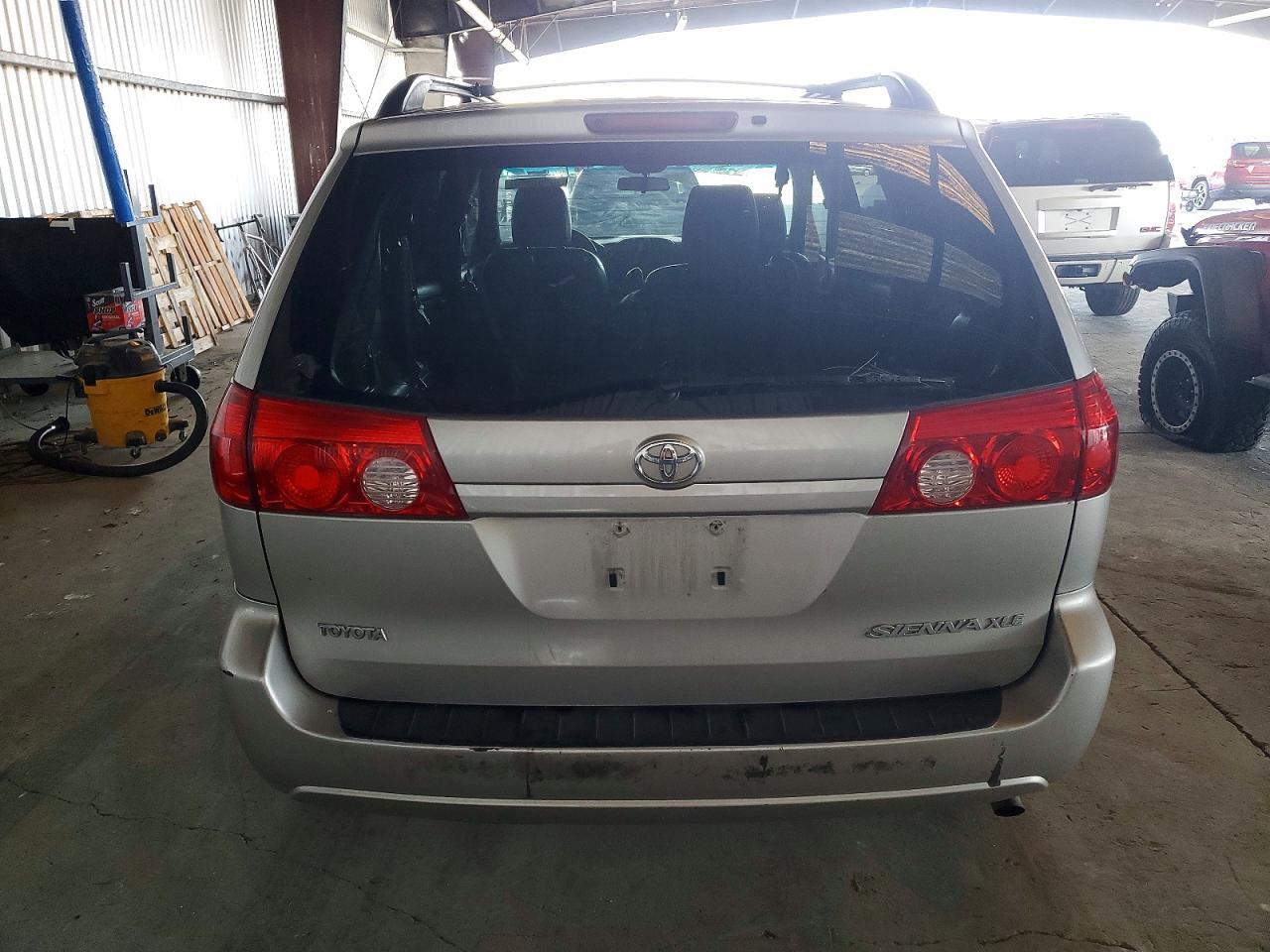 2010 TOYOTA SIENNA