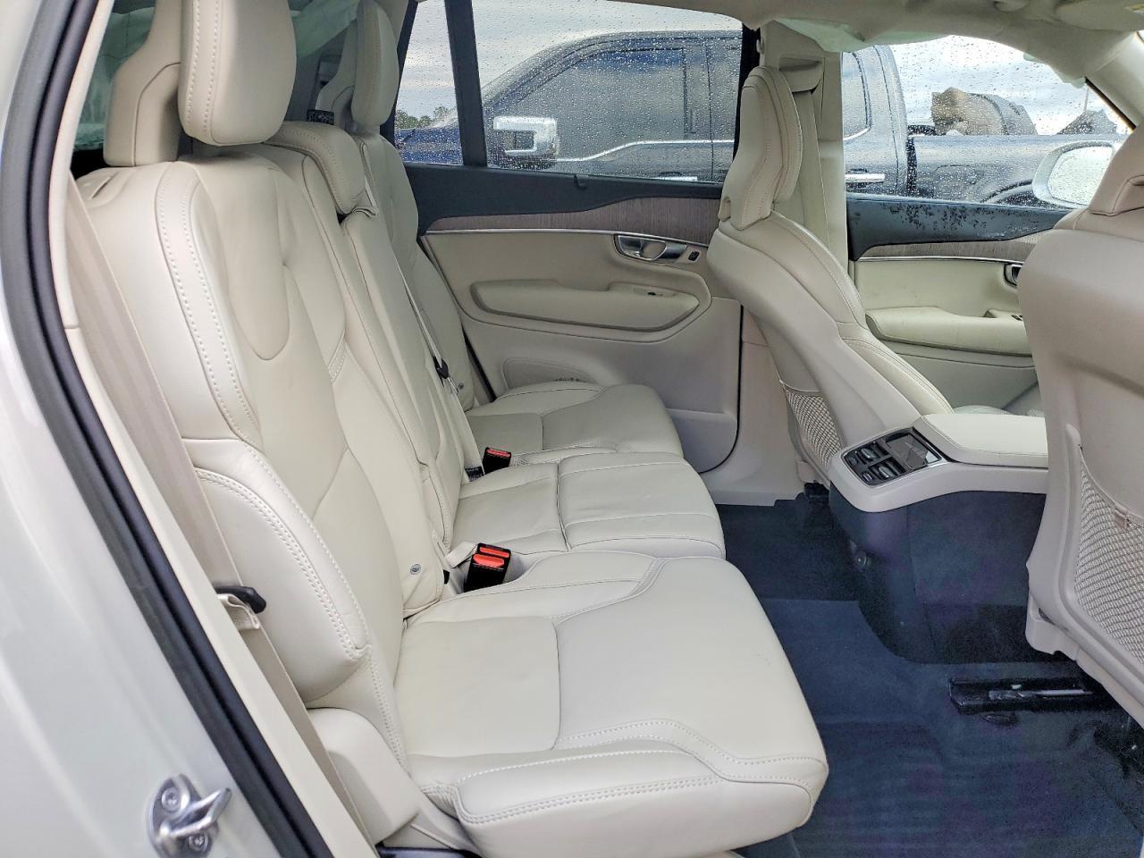 2022 VOLVO XC90