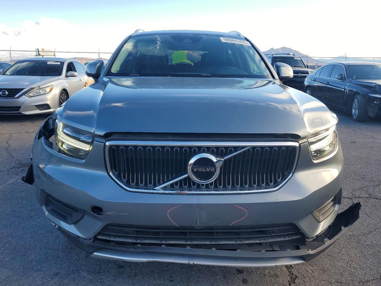 2019 VOLVO XC40