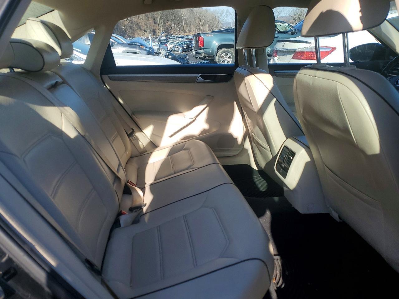 2016 VOLKSWAGEN Passat