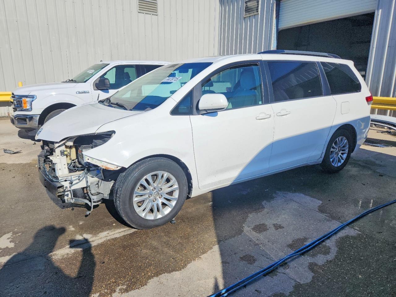 2014 TOYOTA SIENNA