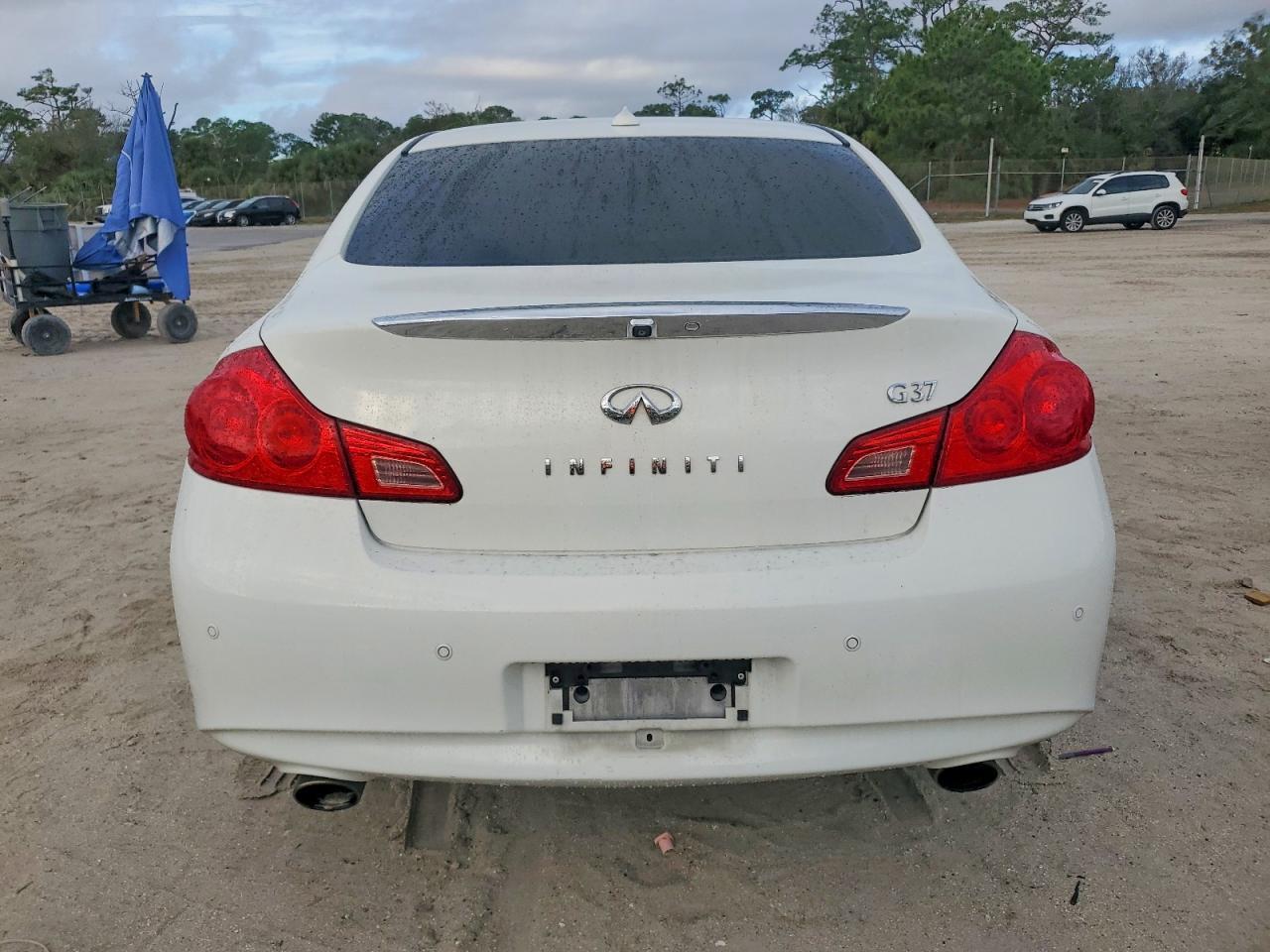 2011 INFINITI G37