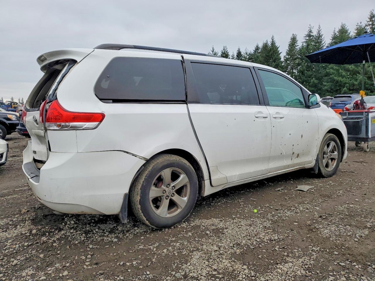 2012 TOYOTA SIENNA