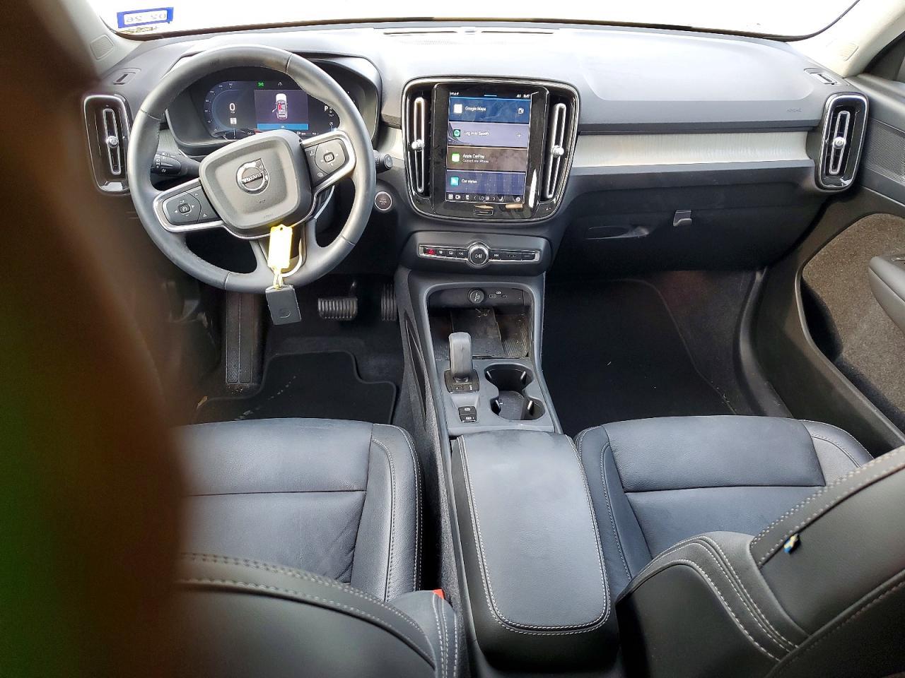 2024 VOLVO XC40