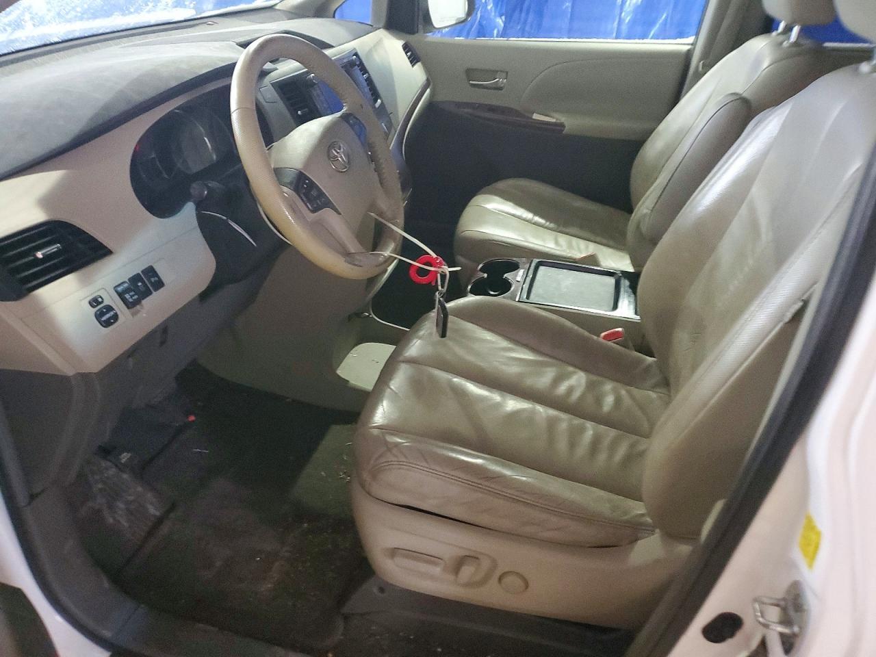 2011 TOYOTA SIENNA