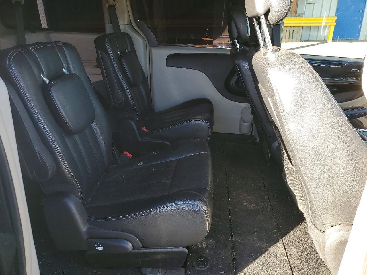 2012 CHRYSLER Town & Country