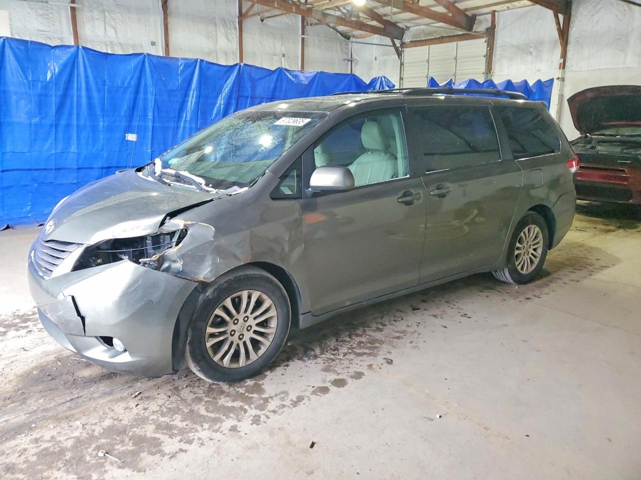 2012 TOYOTA SIENNA
