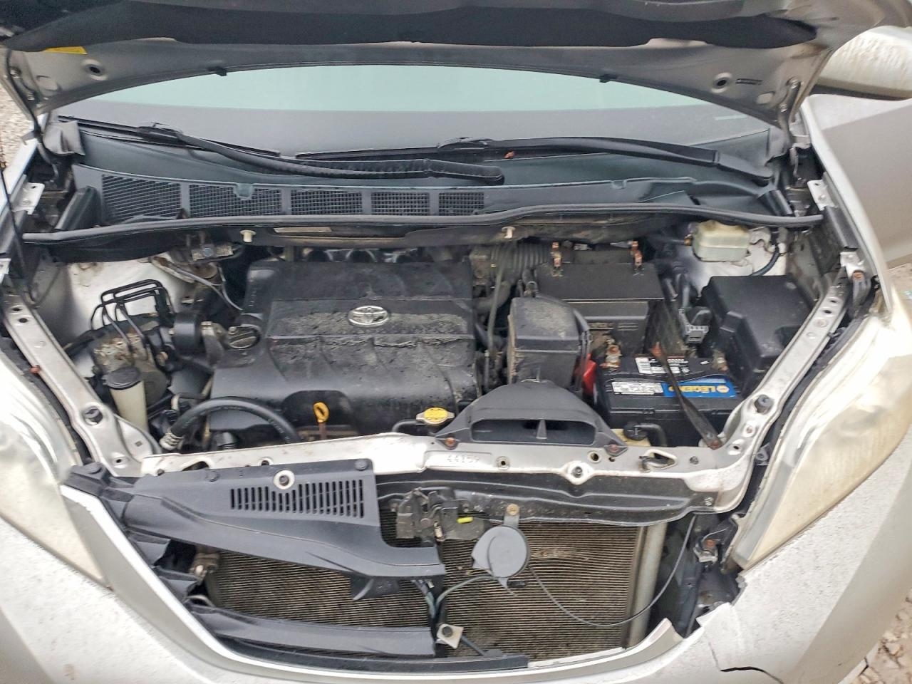 2011 TOYOTA SIENNA