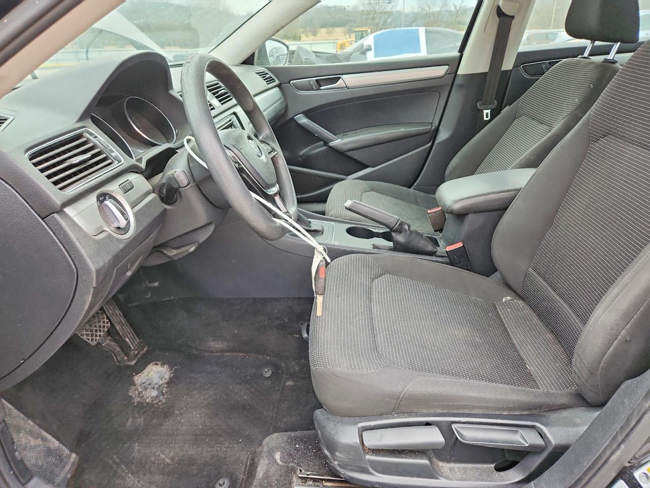 2016 VOLKSWAGEN Passat