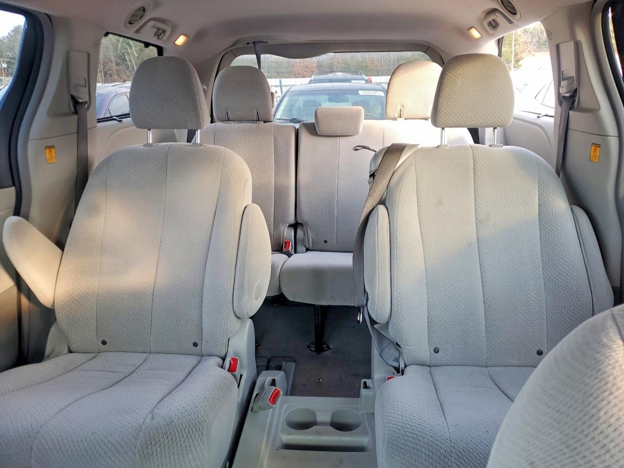 2011 TOYOTA SIENNA