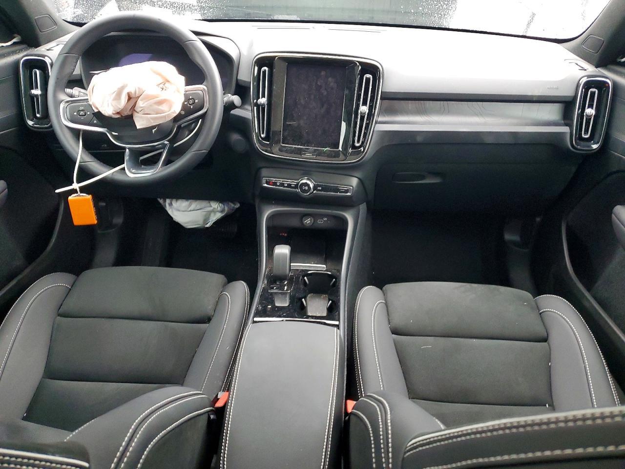 2024 VOLVO C40