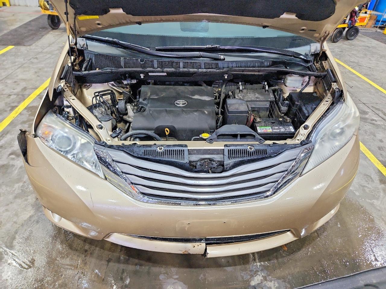 2011 TOYOTA SIENNA