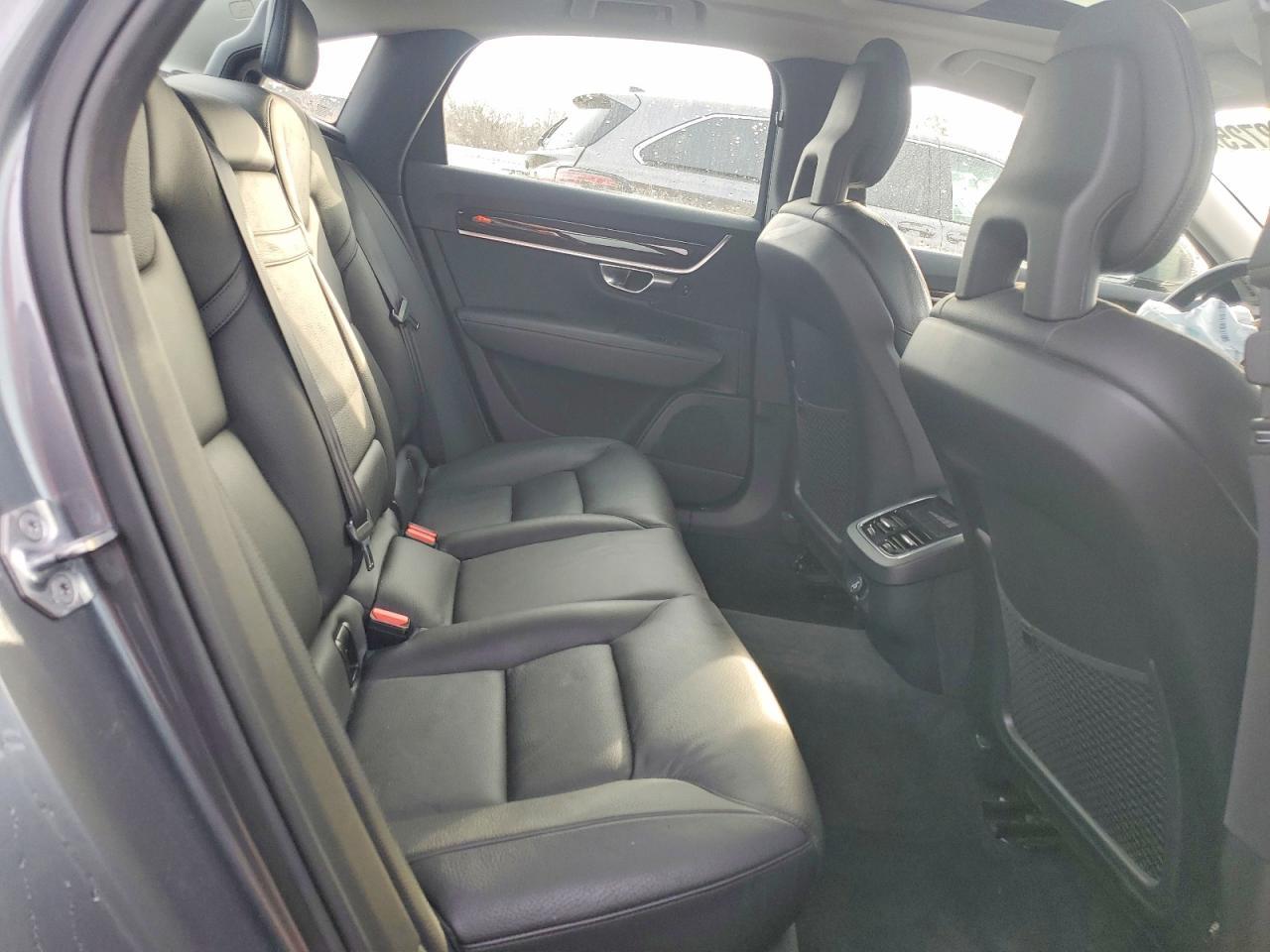 2017 VOLVO S90