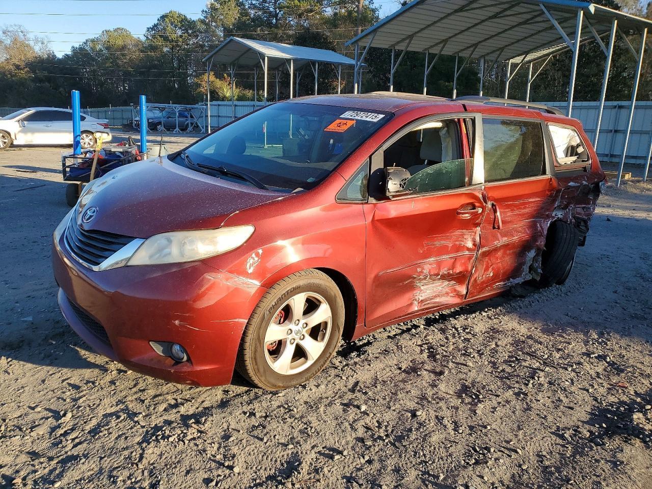 2013 TOYOTA SIENNA