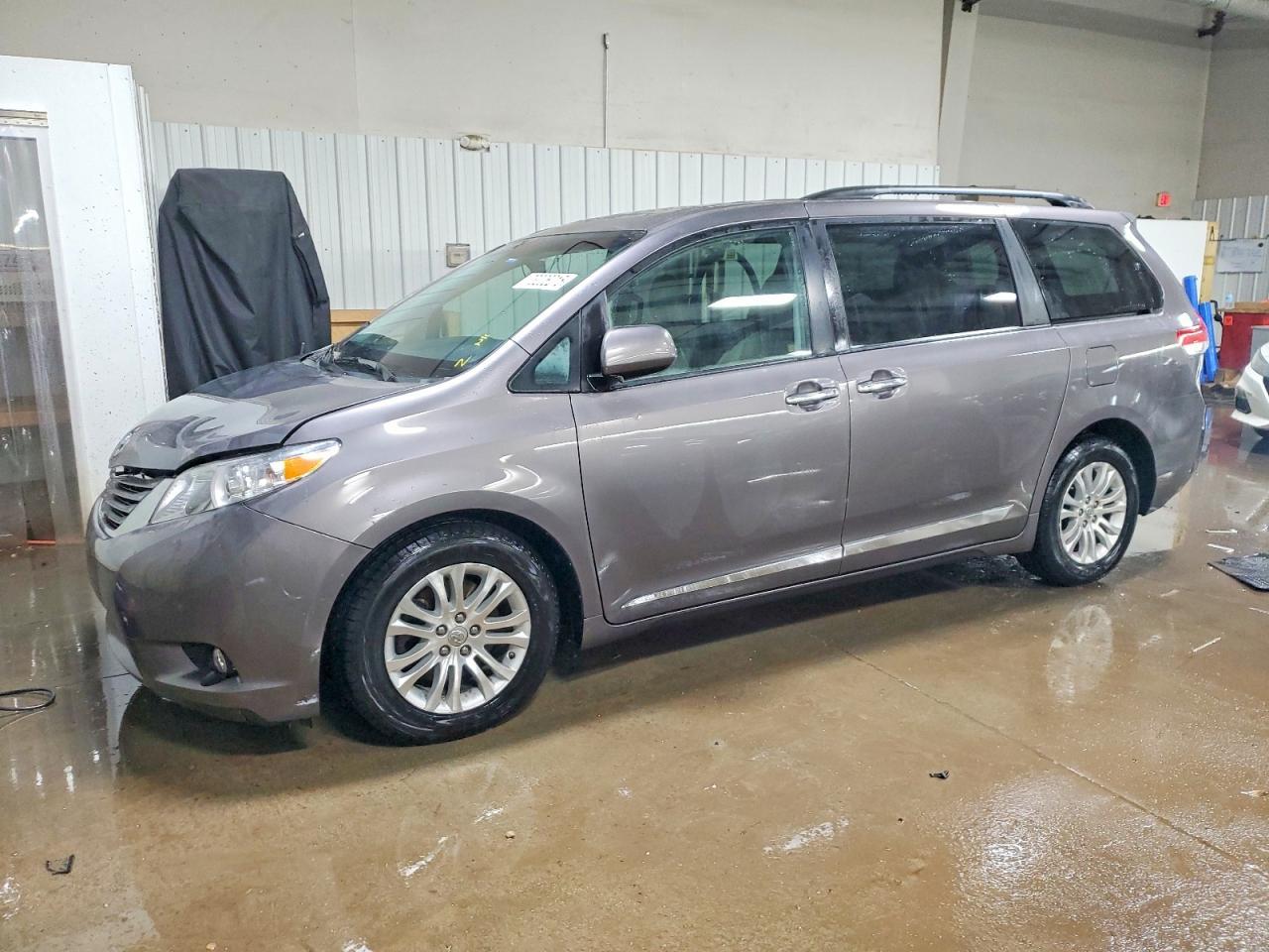 2014 TOYOTA SIENNA