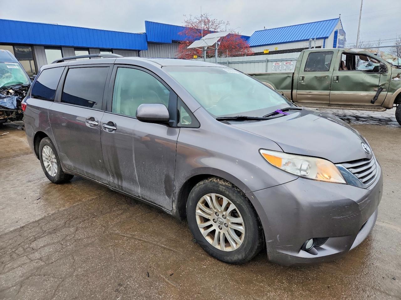 2017 TOYOTA SIENNA