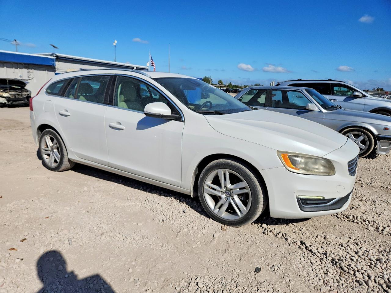 2015 VOLVO V60