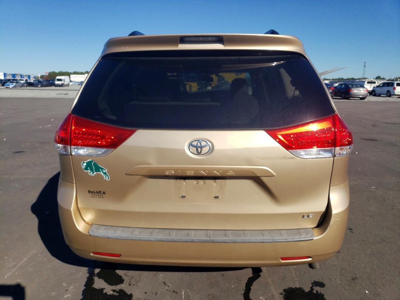 2012 TOYOTA SIENNA