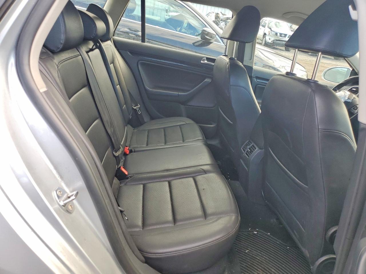 2011 VOLKSWAGEN JETTA