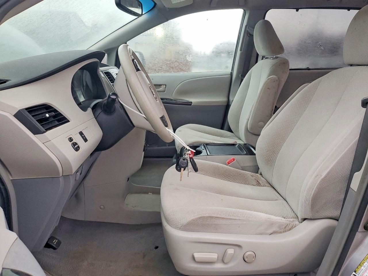 2011 TOYOTA SIENNA