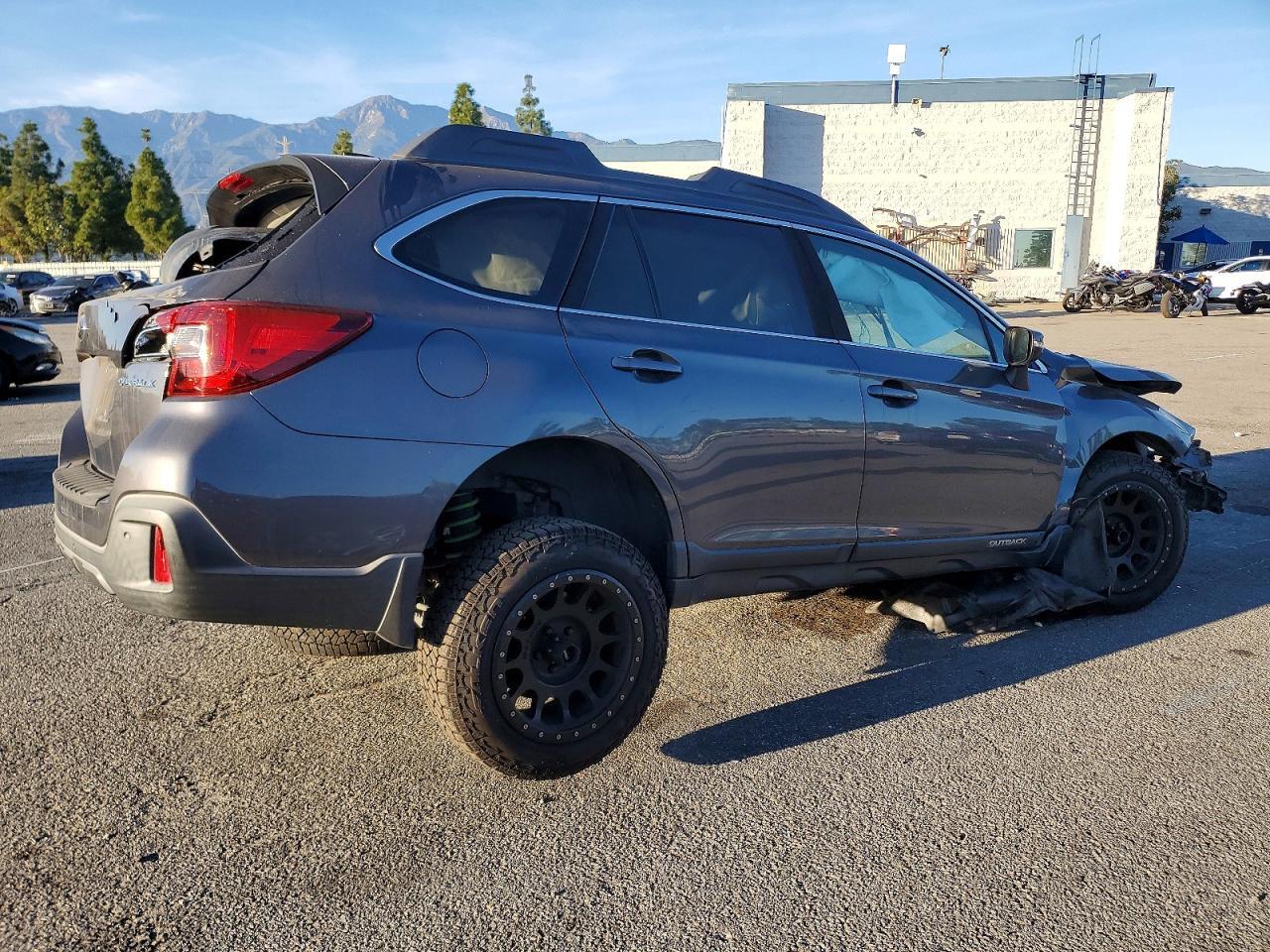 2018 SUBARU Outback