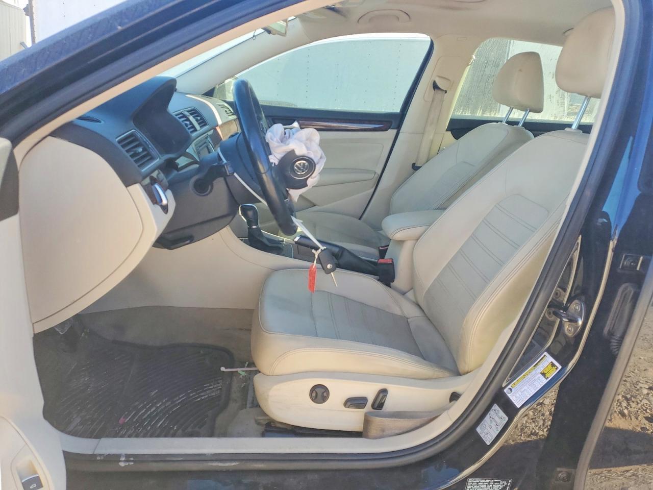 2012 VOLKSWAGEN Passat