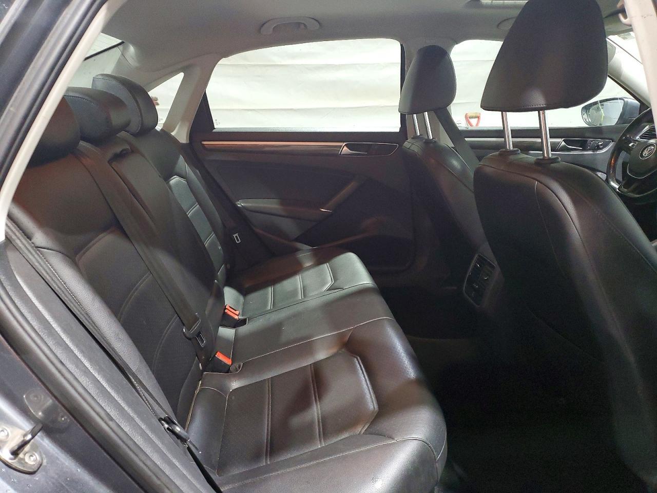 2017 VOLKSWAGEN Passat