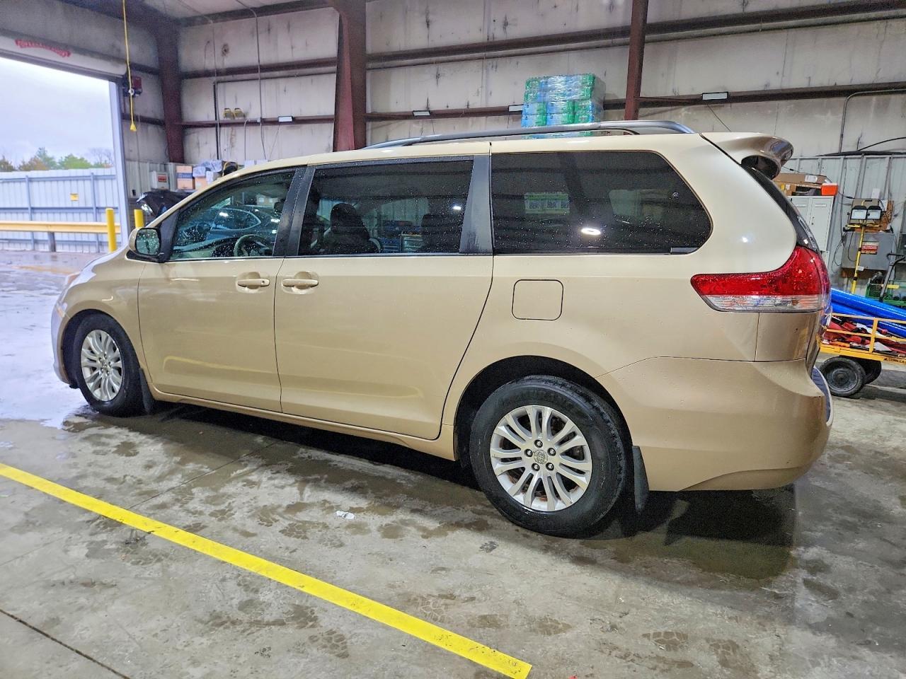 2011 TOYOTA SIENNA