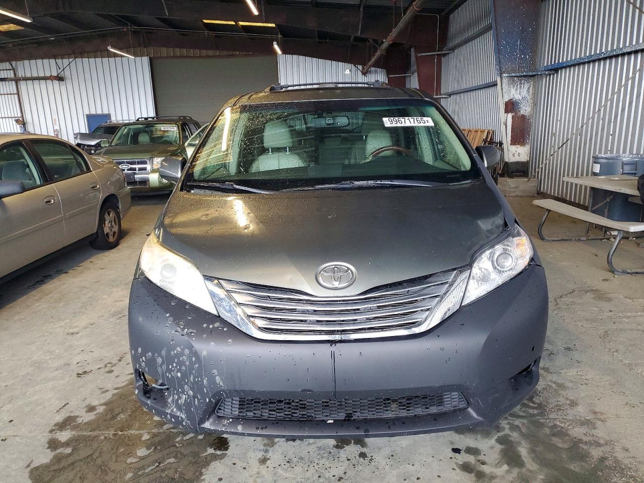 2011 TOYOTA SIENNA
