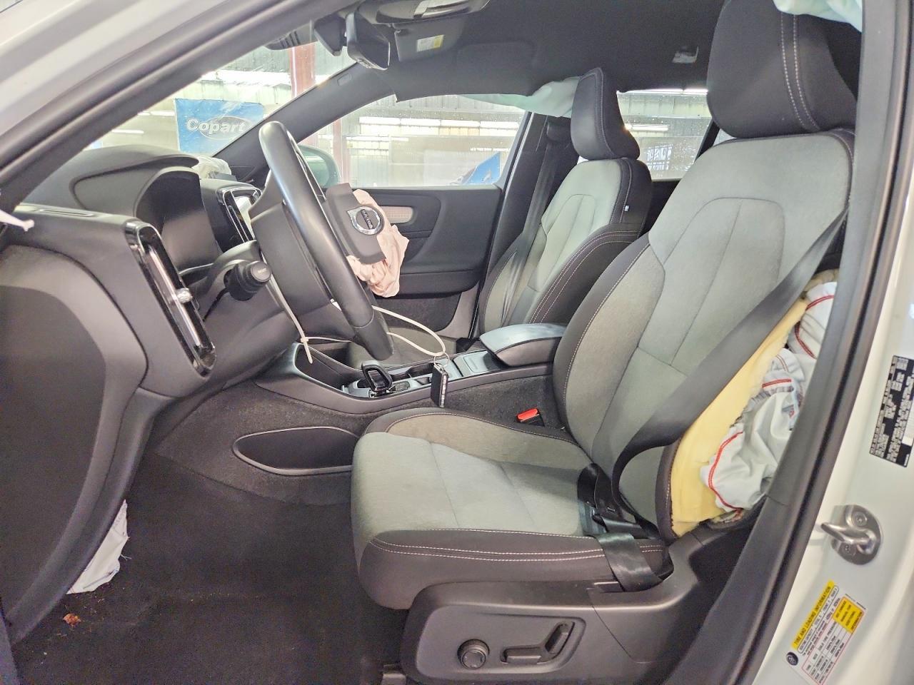 2023 VOLVO XC40