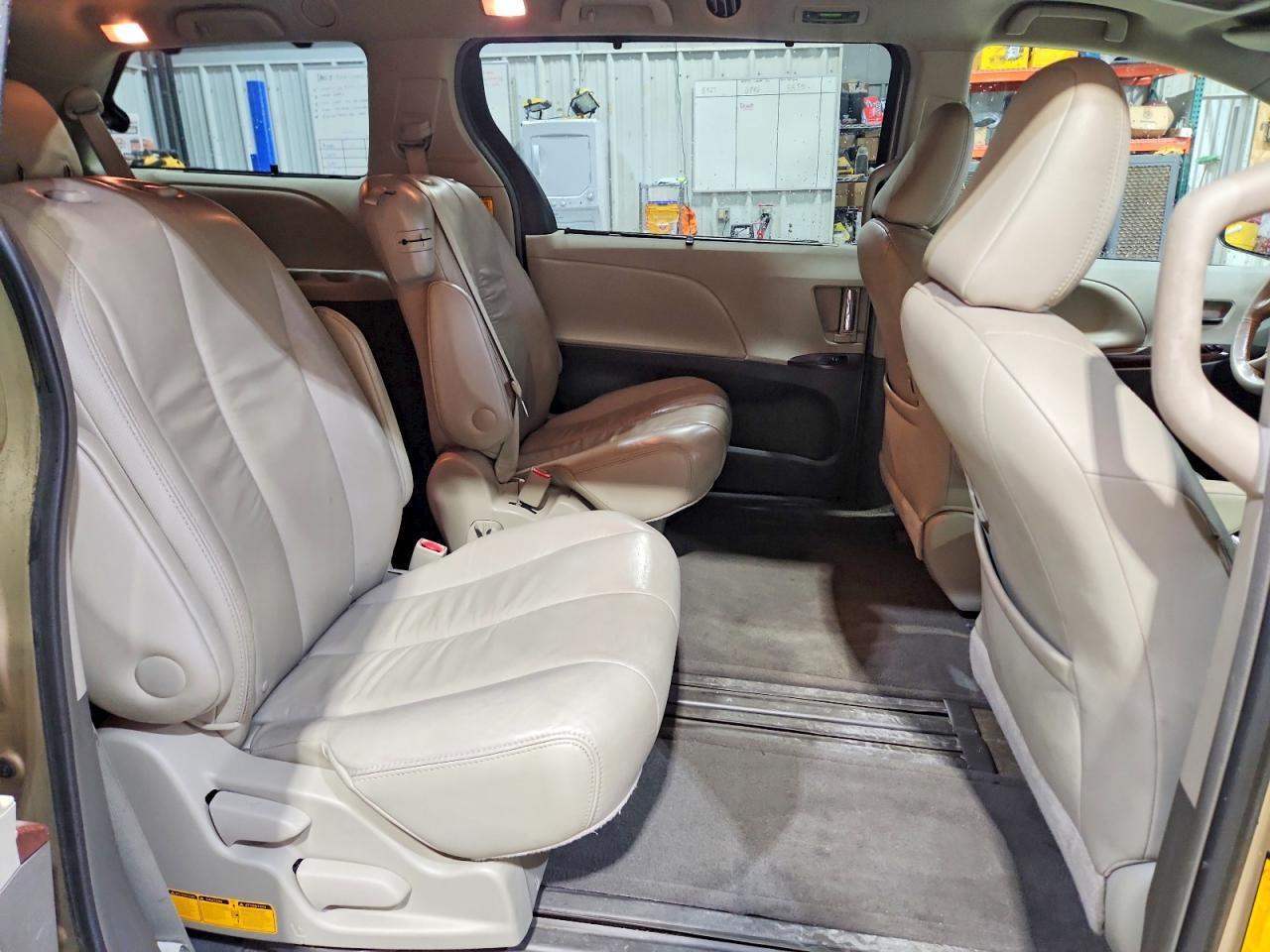 2011 TOYOTA SIENNA