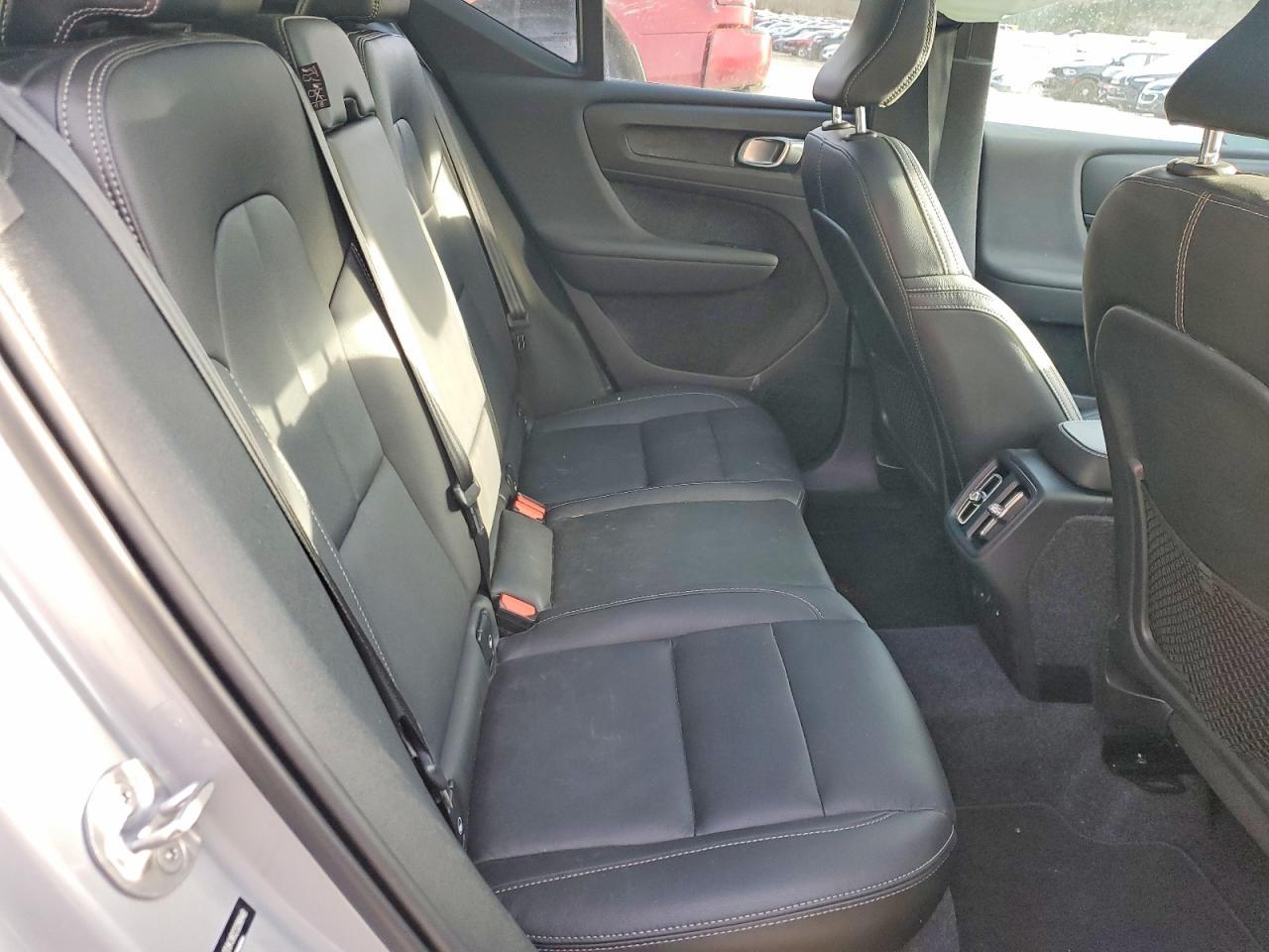2024 VOLVO XC40