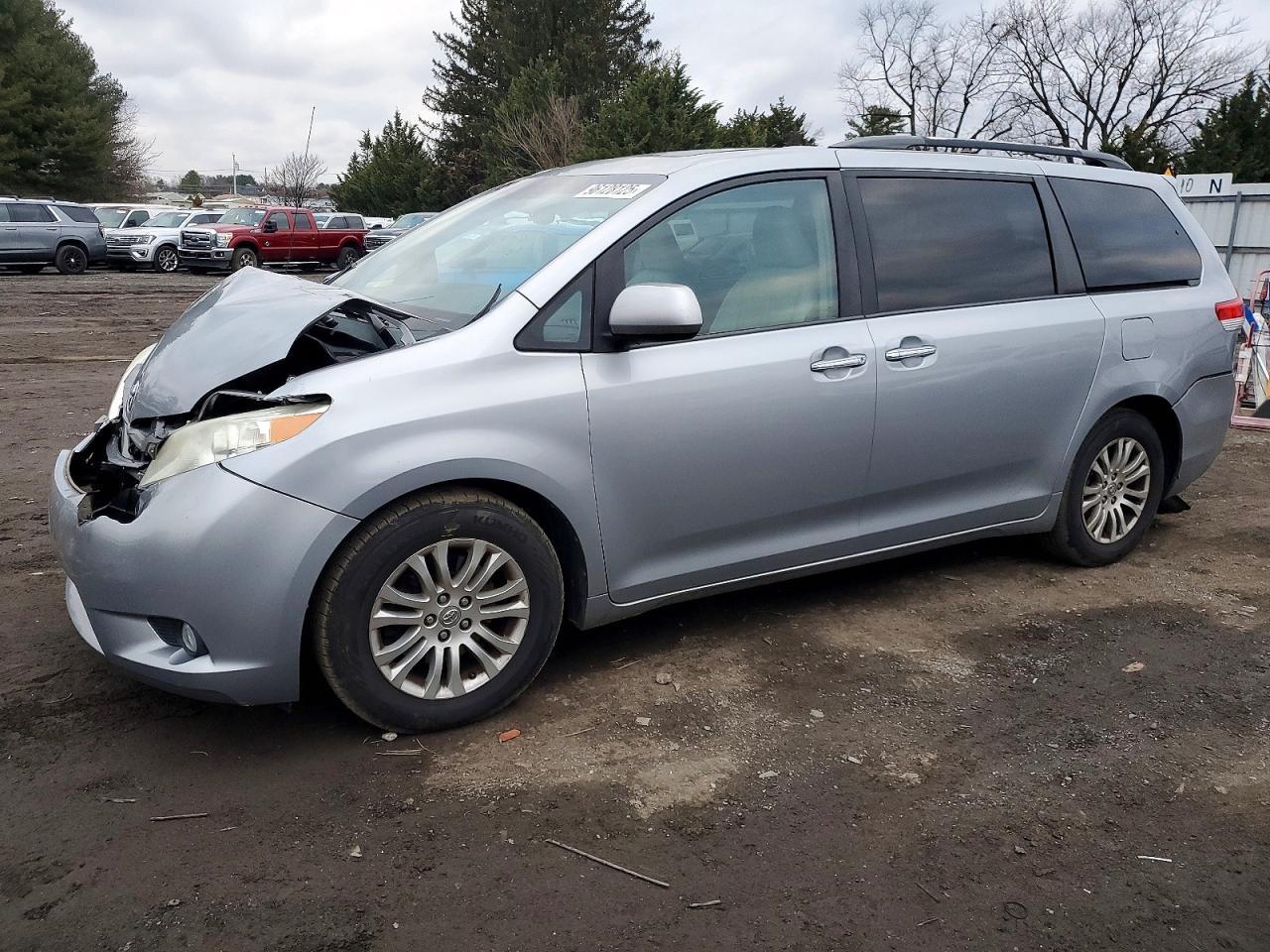 2013 TOYOTA SIENNA