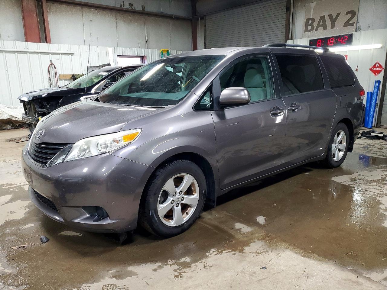2013 TOYOTA SIENNA