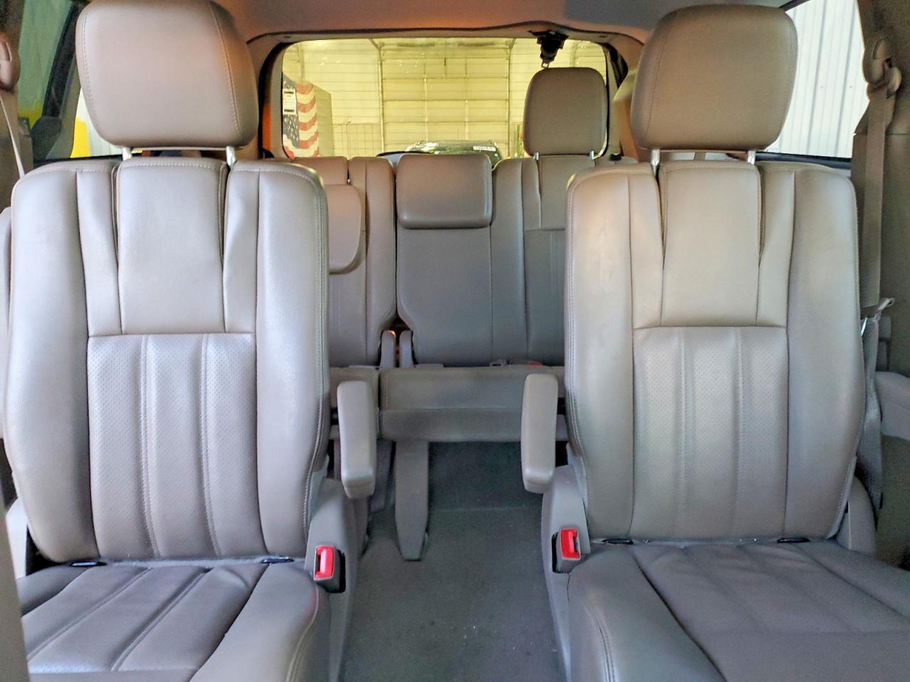 2012 CHRYSLER Town & Country