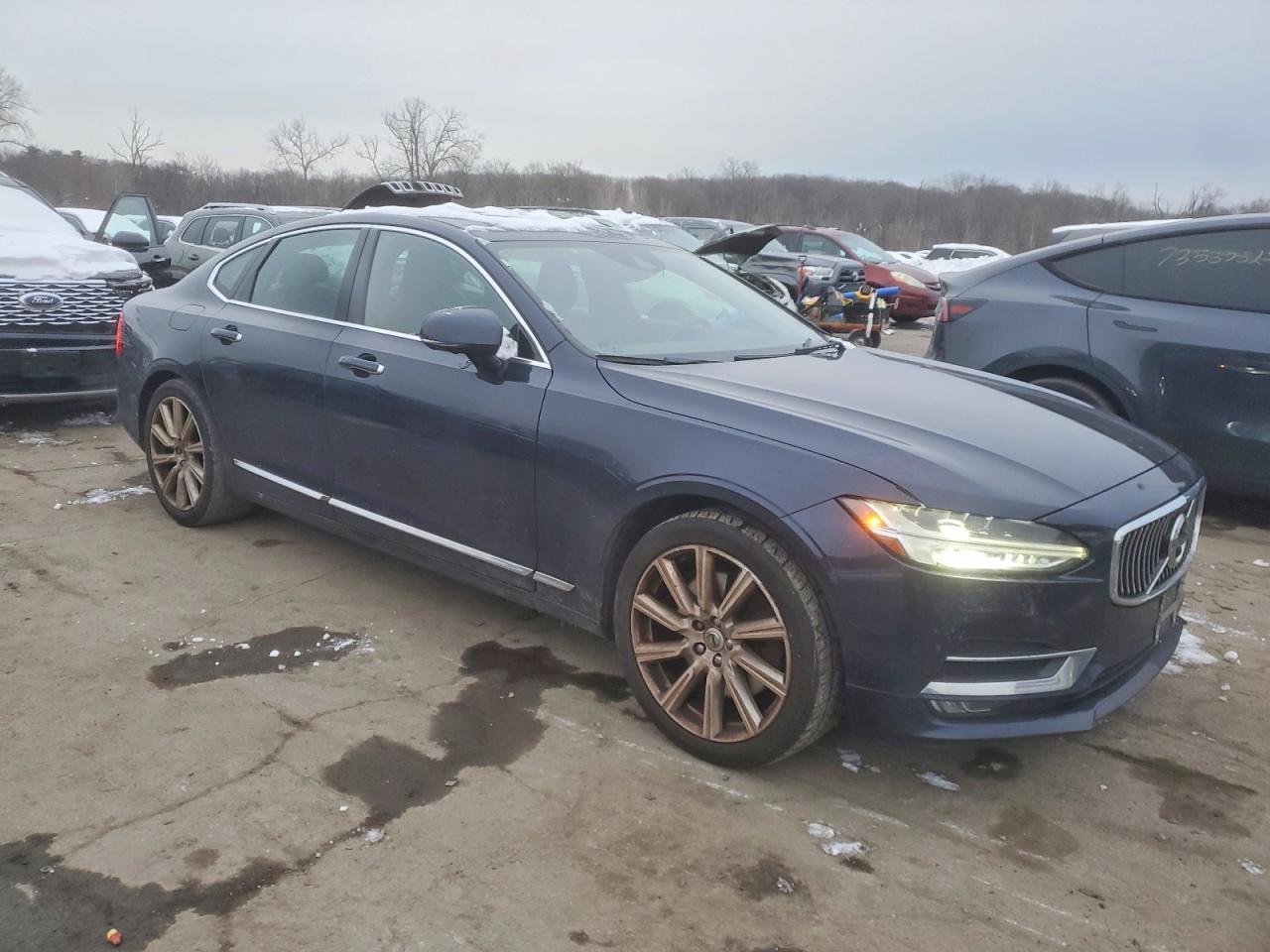 2017 VOLVO S90