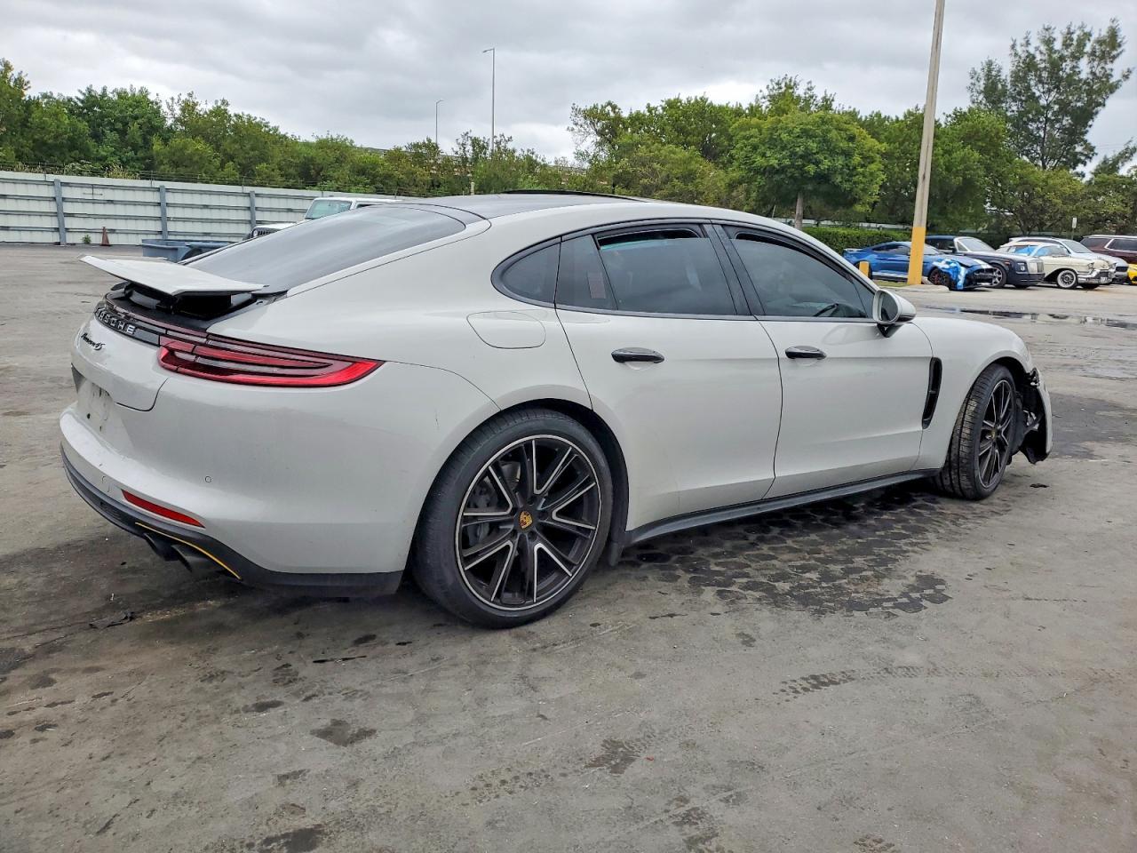 2018 PORSCHE Panamera