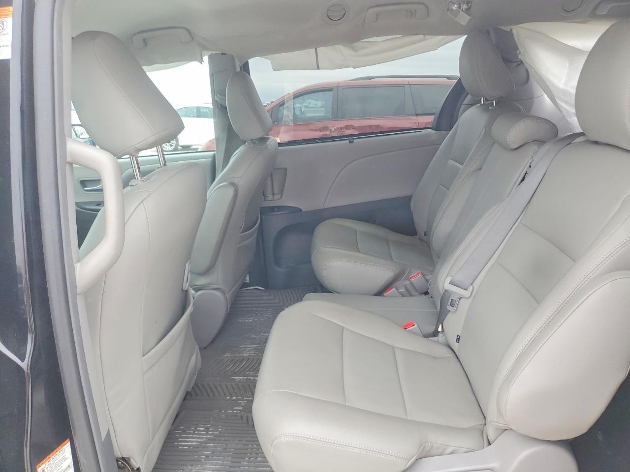 2017 TOYOTA SIENNA
