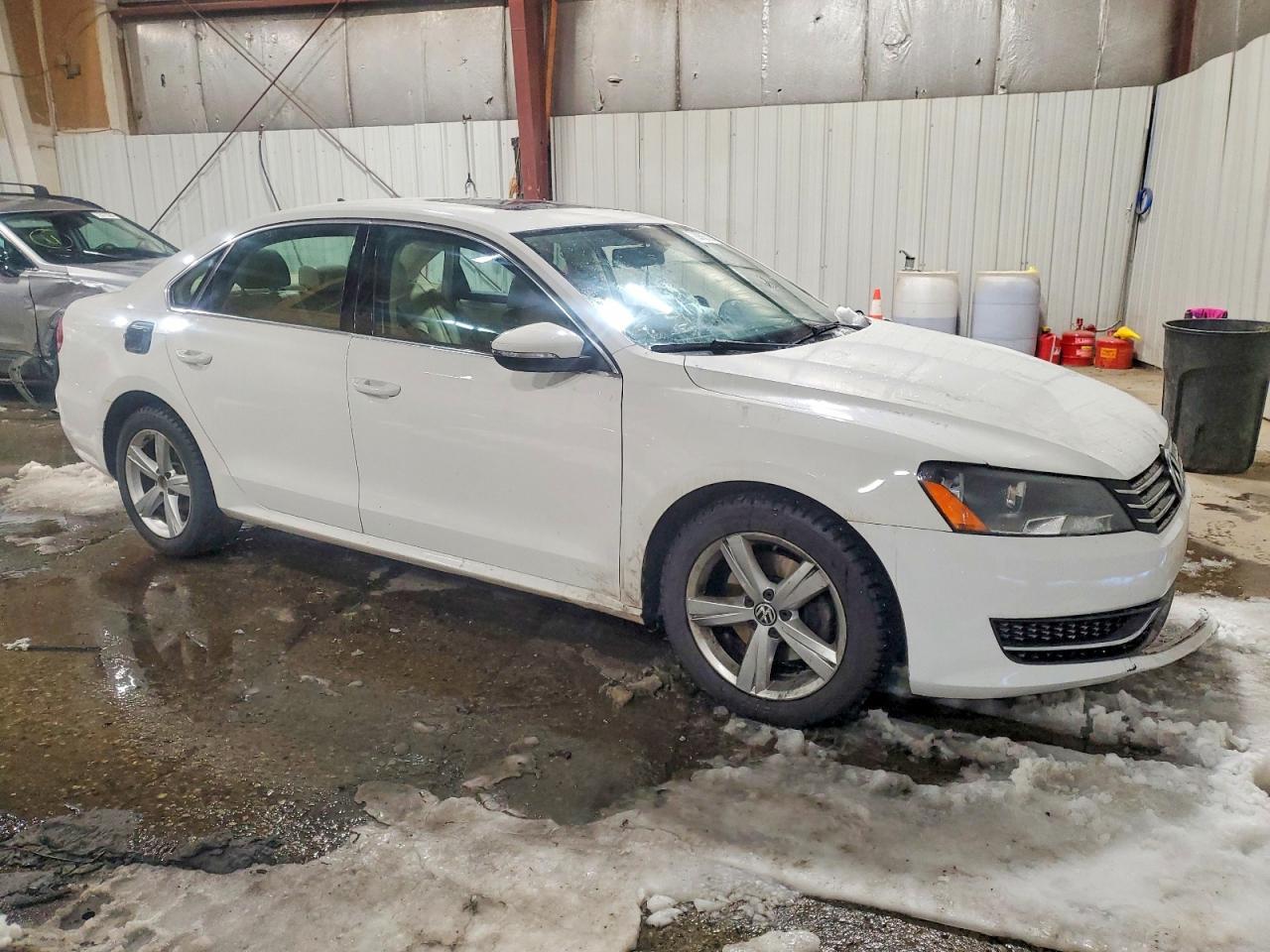 2012 VOLKSWAGEN Passat