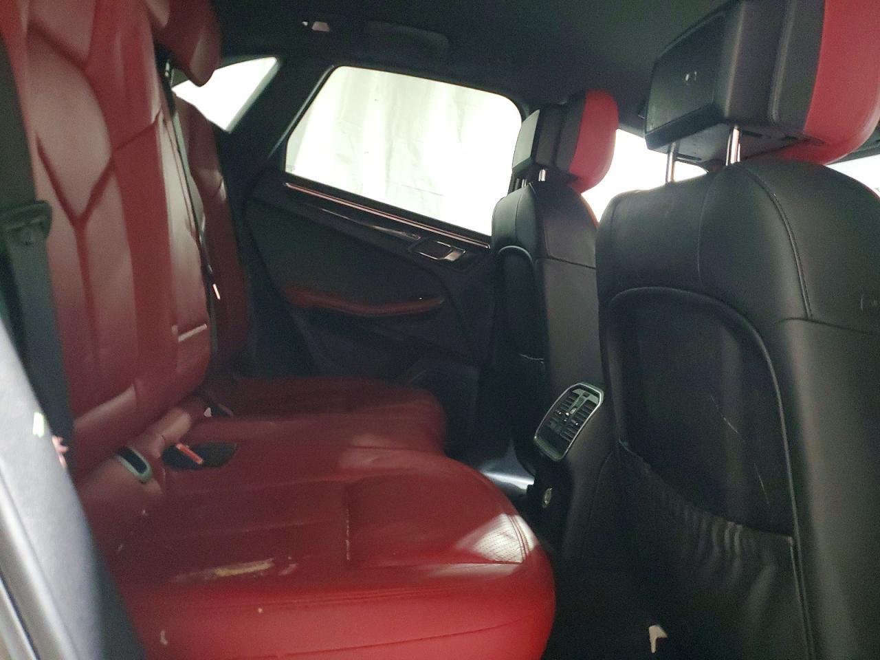 2016 PORSCHE Macan