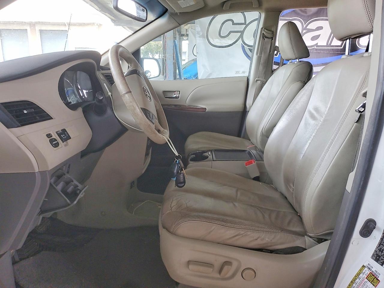 2011 TOYOTA SIENNA