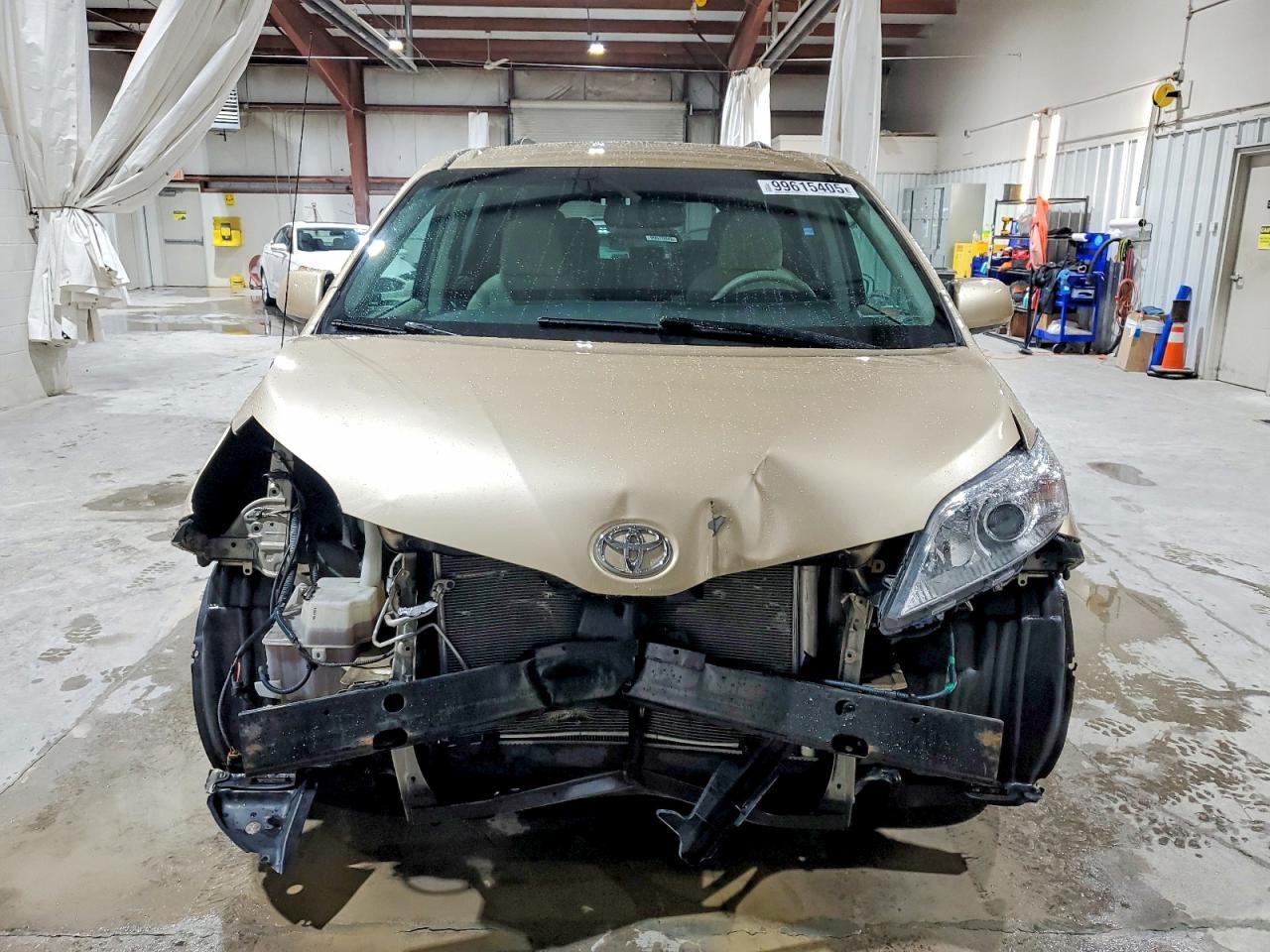 2011 TOYOTA SIENNA