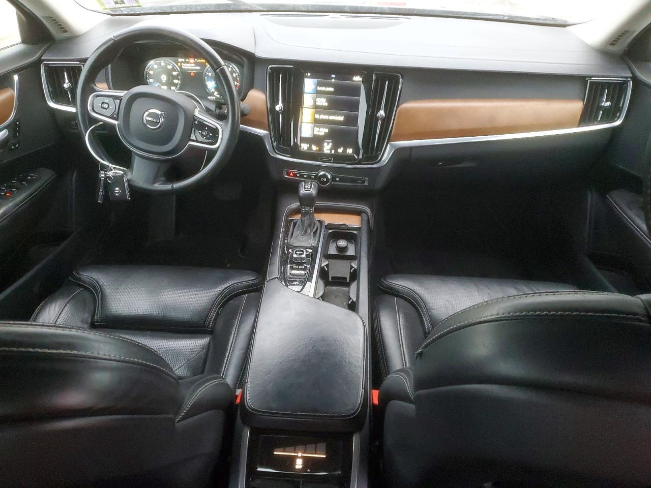 2017 VOLVO S90