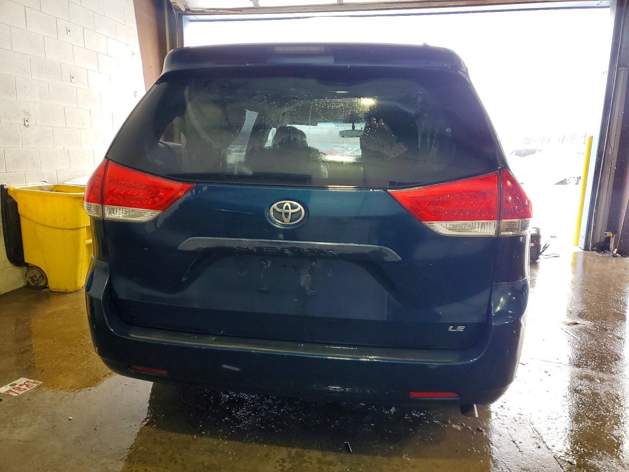 2011 TOYOTA SIENNA
