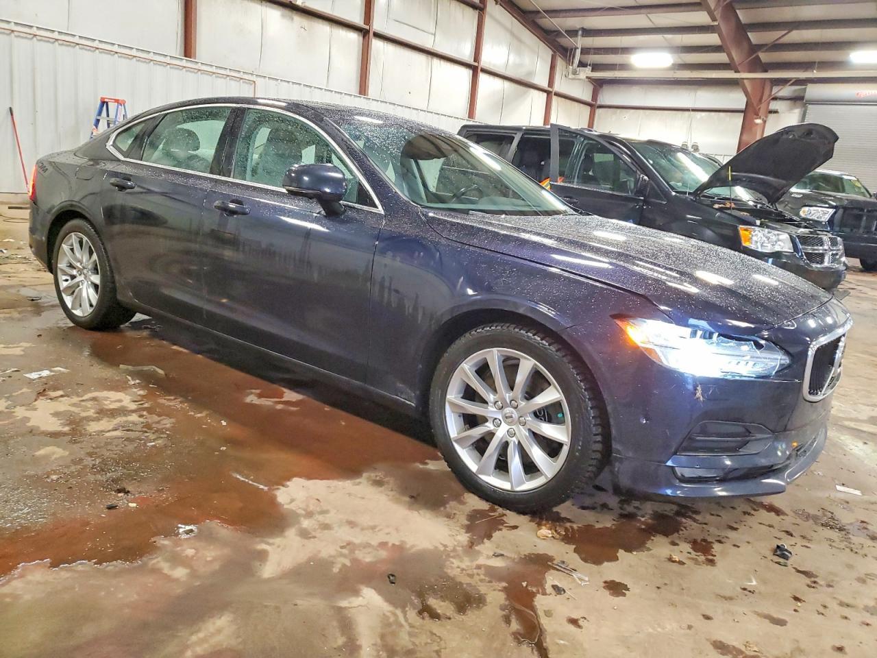 2017 VOLVO S90