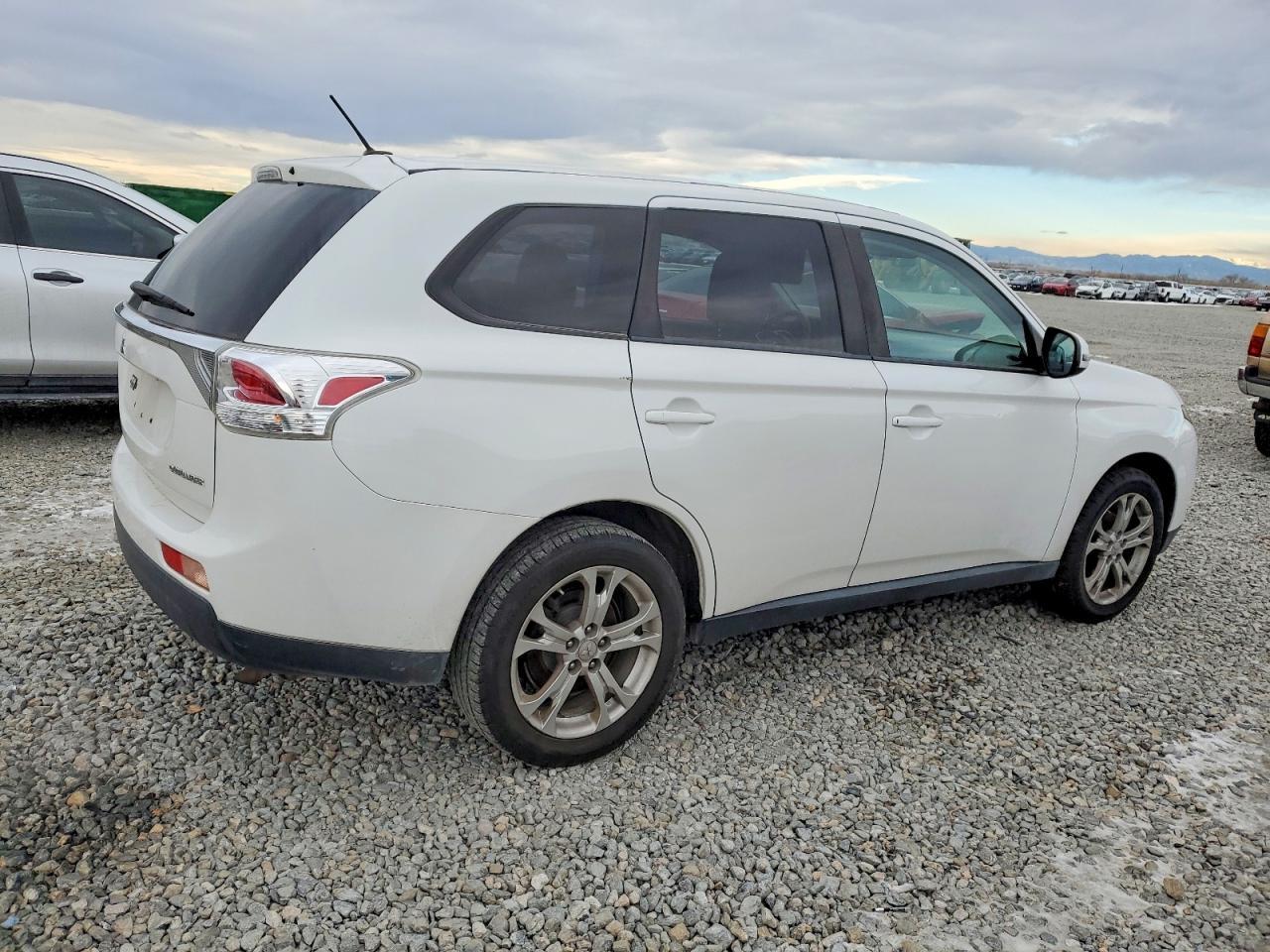 2014 MITSUBISHI outlander