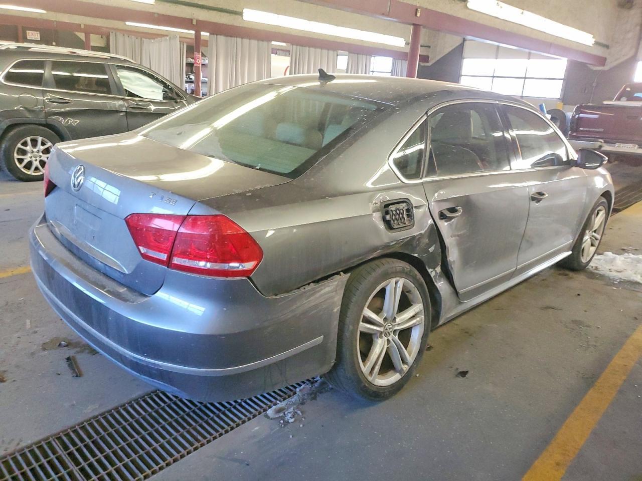 2012 VOLKSWAGEN Passat