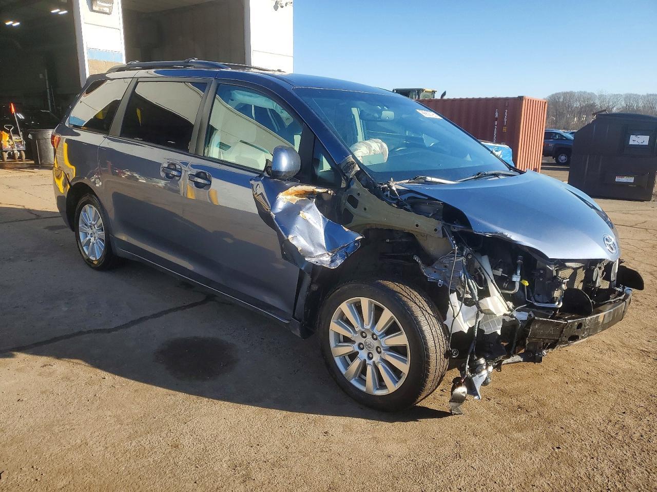 2017 TOYOTA SIENNA
