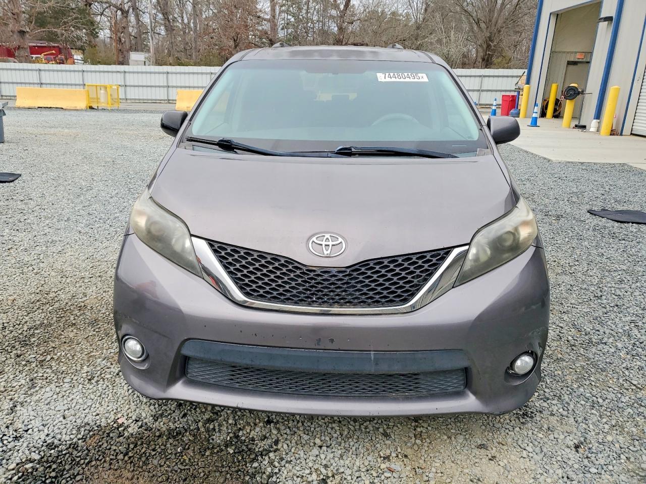 2011 TOYOTA SIENNA